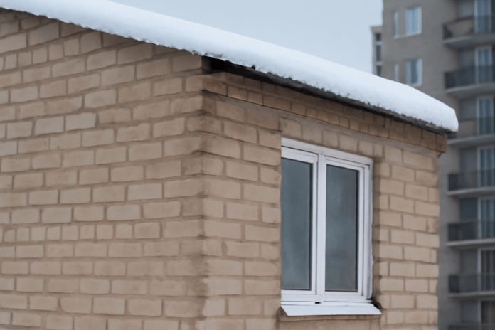 Αστικό κτίριο με εμφανείς θερμικές απώλειες σε χειμερινές συνθήκες