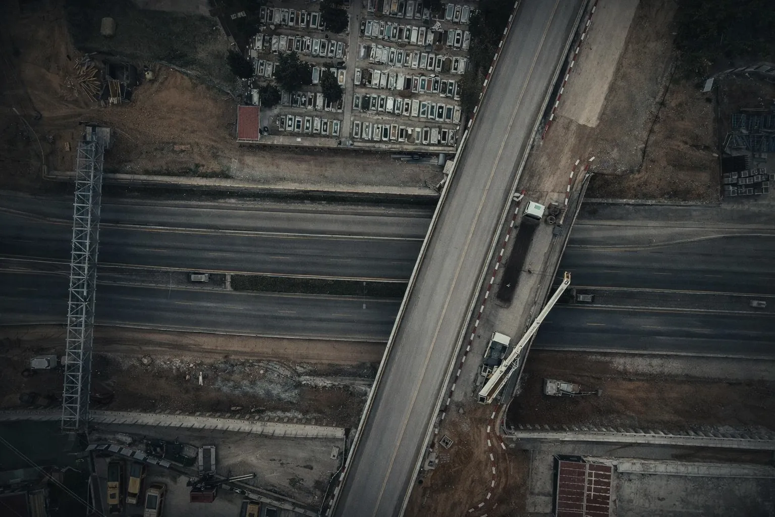 Αεροφωτογραφία του εργοταξίου για την κατασκευή της γέφυρας στον Περιφερειακό Θεσσαλονίκης, με μηχανήματα και το κοντινό νεκροταφείο.