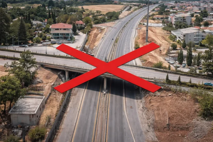 Φωτογραφία που δείχνει την κατεδάφιση μιας γέφυρας στον Περιφερειακό Θεσσαλονίκης, με ένα κόκκινο 