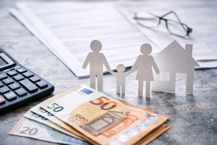 Πορτοφόλι με ευρώ και ένδειξη «Ελάχιστο Εγγυημένο Εισόδημα» σε φόντο, για ενημέρωση σχετικά με το πρώην ΚΕΑ