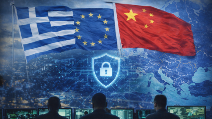 Σύνθεση με σημαίες Ελλάδας, Ευρωπαϊκής Ένωσης και Κίνας πάνω από χάρτη της Ευρώπης, με εικονίδιο κυβερνοασφάλειας στο κέντρο
