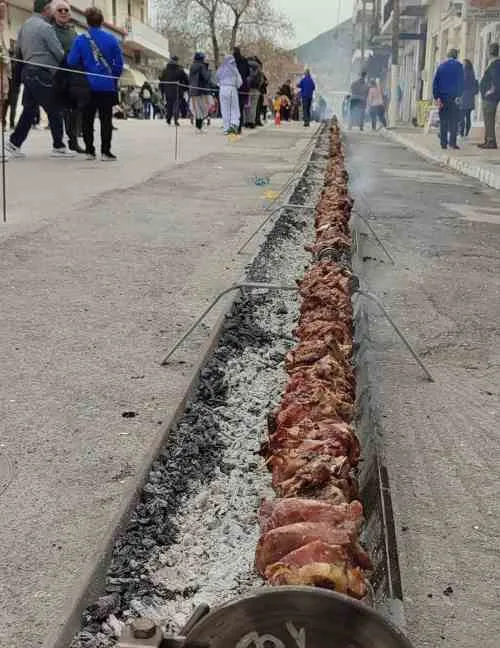 Μακρύ κοντοσούβλι που ψήνεται σε υπαίθρια ψησταριά με κάρβουνα, σε εκδήλωση της Καθαράς Δευτέρας.