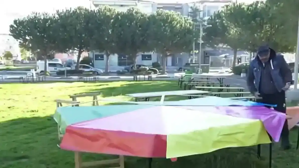 Πολύχρωμος μεγάλος χαρταετός απλωμένος σε τραπέζι σε πάρκο, πριν το πέταγμα της Καθαράς Δευτέρας.