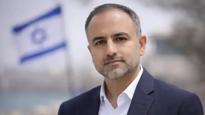 Πορτρέτο του Ινδού δημοσιογράφου Aditya Raj Kaul που χρησιμοποιείται σε άρθρο fact-check του Newsio για viral ισχυρισμούς σχετικά με τη θέση του Μπενιαμίν Νετανιάχου.