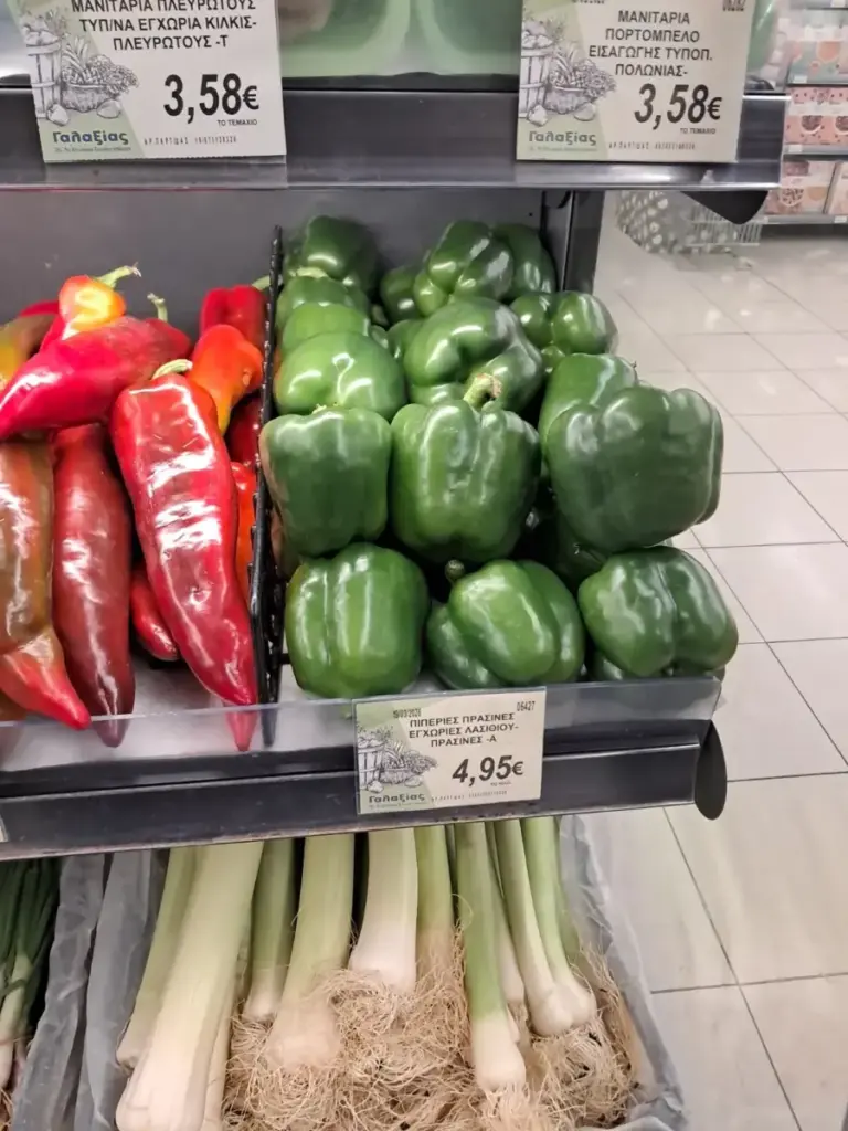 Domestic green peppers from Lasithi priced at 4.95 euros per kilo at Galaxias