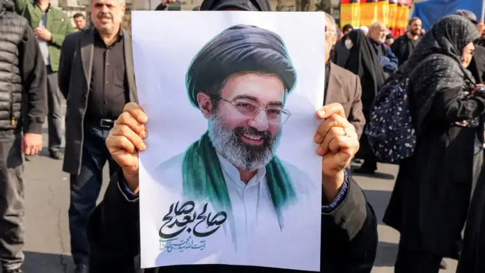 Υποστηρικτής κρατά πορτρέτο του Μοτζτάμπα Χαμενεΐ σε δημόσια συγκέντρωση στο Ιράν