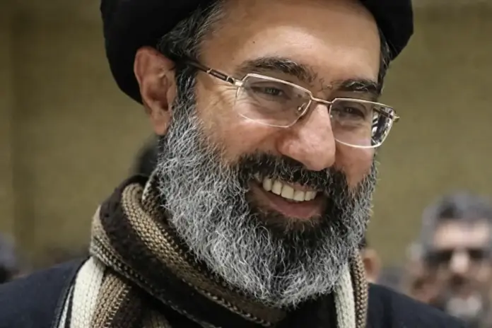 Καθαρό κοντινό πορτρέτο του Μοτζτάμπα Χαμενεΐ με γυαλιά, μαύρο τουρμπάνι και κασκόλ