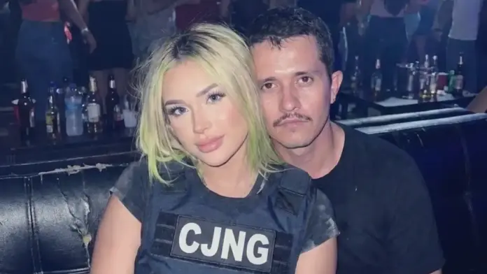 Φωτογραφία σε χώρο διασκέδασης με δύο άτομα· η γυναίκα στο προσκήνιο φορά γιλέκο με την ένδειξη “CJNG”, ενώ ένας άνδρας βρίσκεται πίσω της. Η εικόνα κυκλοφορεί online και αποδίδεται σε σχετικές αναρτήσεις, χωρίς να επιβεβαιώνει από μόνη της ταυτότητες.